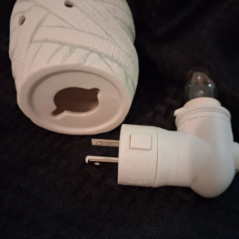 Scentsy Under Wraps Halloween Mummy Plug-In Wax Warmer With Box & Bulb *RETIRED* - Picture 11 of 15